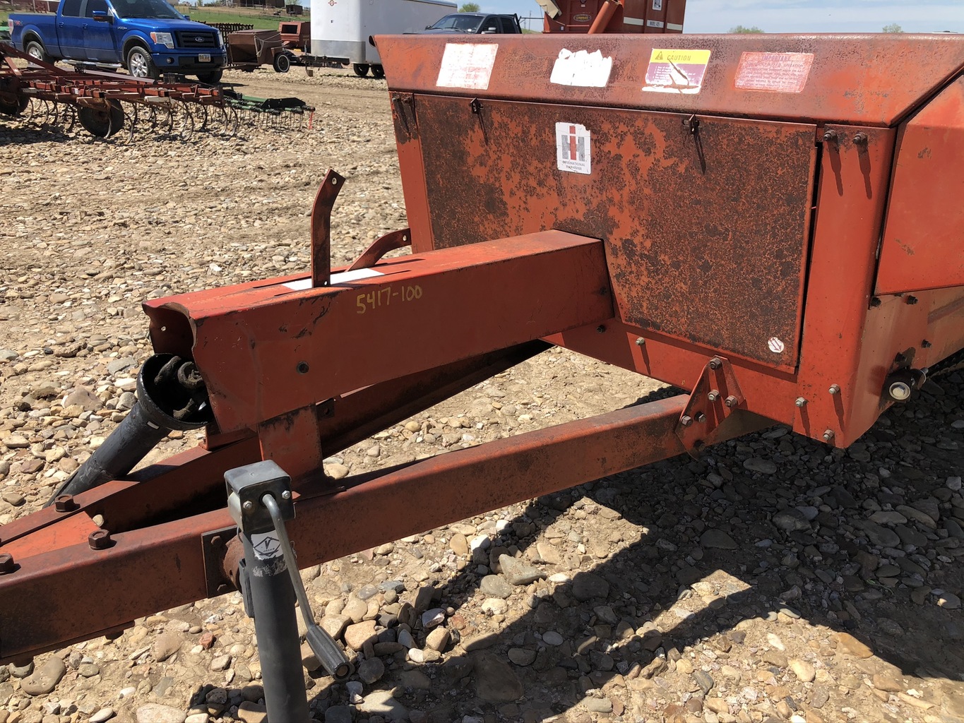 Lot 5417100 IH 530 MANURE SPREADER. OnsiteBelle Fourche SD