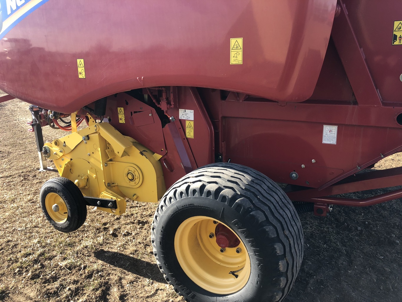 Lot 4805102 '14 NH RB560 Round Baler. OnsiteBelle Fourche SD