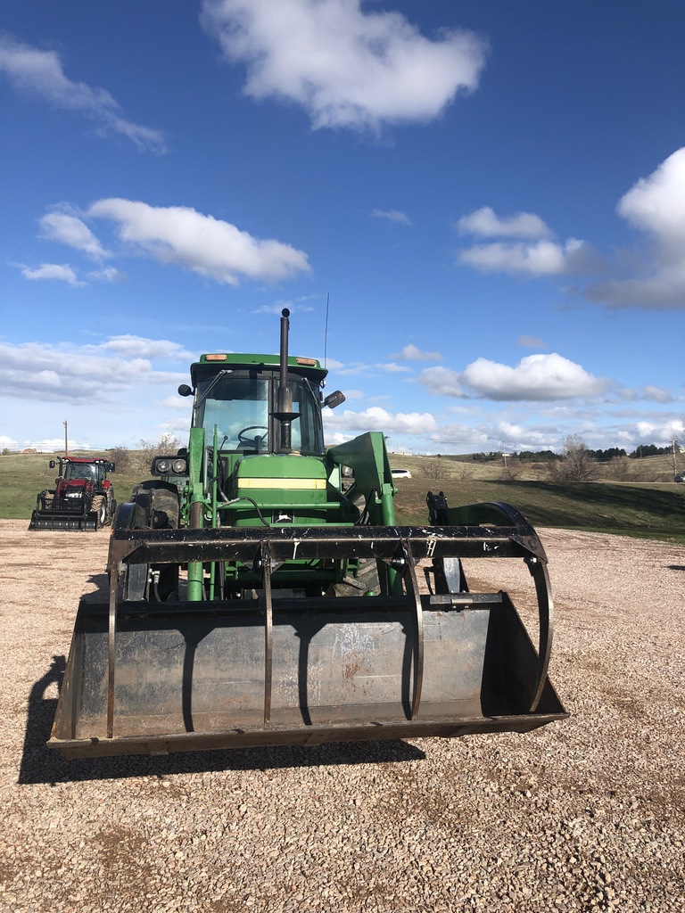 Lot 4181172 '82 JD 4240 w/ GB Loader. OnsiteBelle Fourche SD