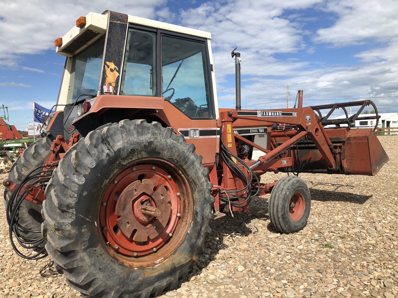 Lot 5780108 IH 186 HYDRO TRACTOR w/LOADER. OnsiteBelle Fourche SD